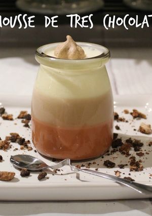 Una foto de Mousse de tres chocolates