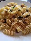 Fideos con choritos y alcaparras