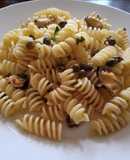 Fideos con choritos y alcaparras