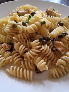 Una foto de Fideos con choritos y alcaparras