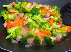 Foto resep Tumis brokoli,wortel & baso sapi