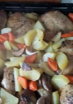 Tepsis csirkecomb vele sült zöldségekkel recept fotója