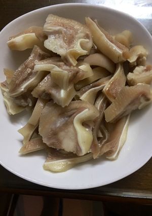 Hình của món Tai heo luộc.