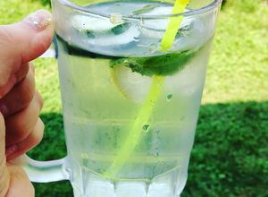 Una foto de Refresco detox -agua saborizada