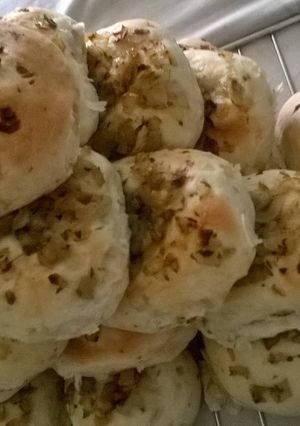 Una foto de Pan saborizado con cebollas