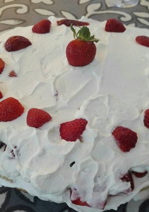 Una foto de Tarta de nata y fresas con hojaldre
