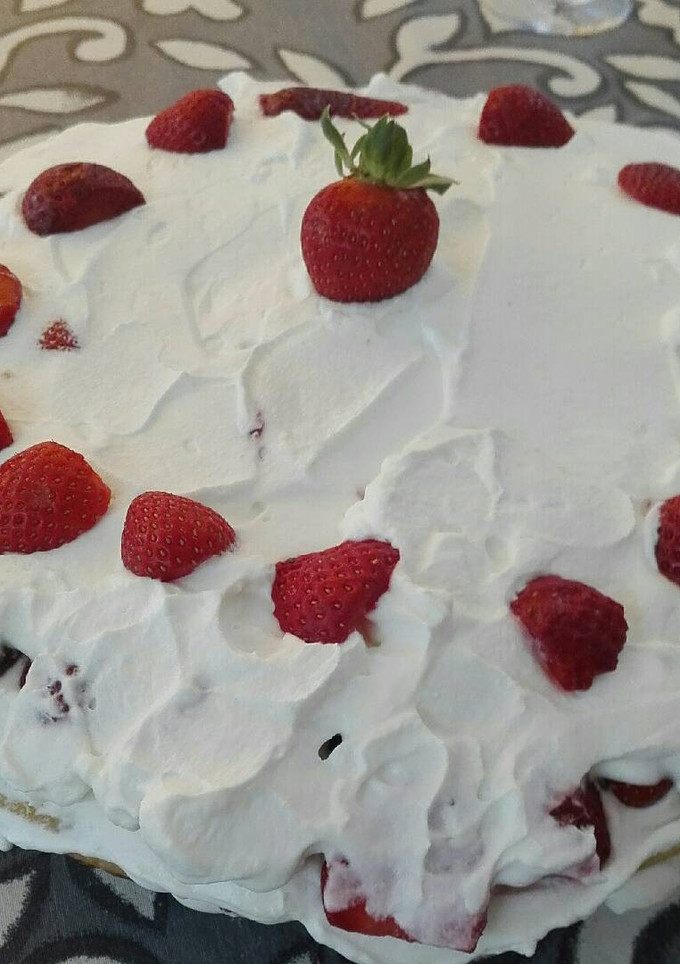 Una foto de Tarta de nata y fresas con hojaldre