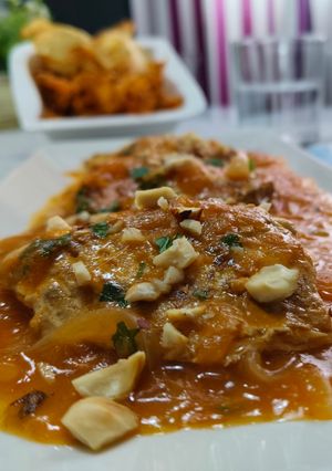 Una foto de Suquet de caballa y chips de vegetales
