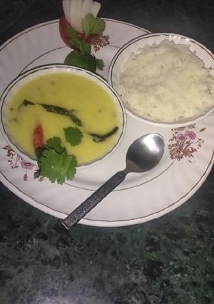 A picture of Jain Kadhi chawal.