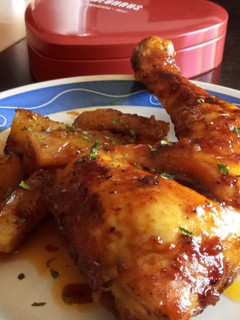 Una foto de Pollo asado con salsa de humo a la barbacoa Maple Bourbon con patatas a las hierbas provenzales