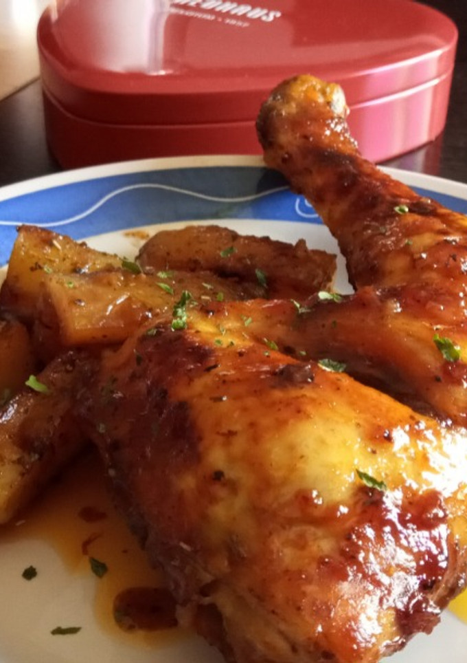 Una foto de Pollo asado con salsa de humo a la barbacoa Maple Bourbon con patatas a las hierbas provenzales