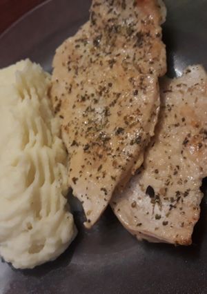 Una foto de Churrasquito de pollo y puré de una manera distinta