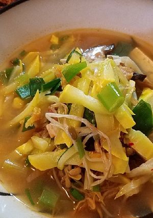 A picture of Mung bean sprouts summer soup 豆芽汤.