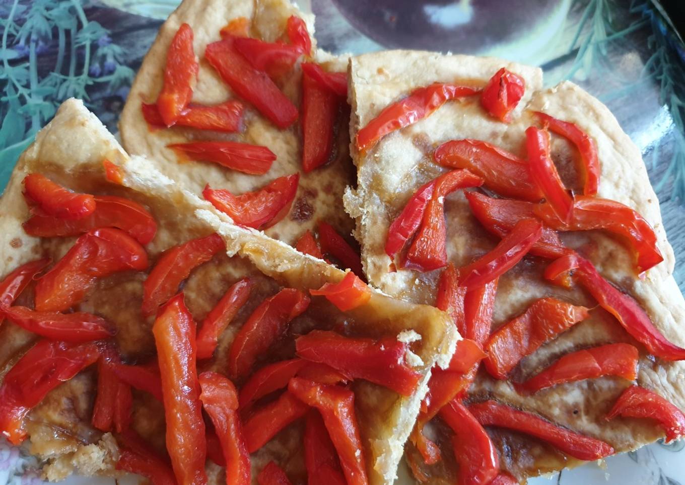 Coca con cerveza negra y pimientos asados