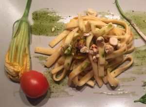 Foto di Tagliatelle con pomodorini cipollotti fiori di zucca e nocciole tostate e olio al basilico