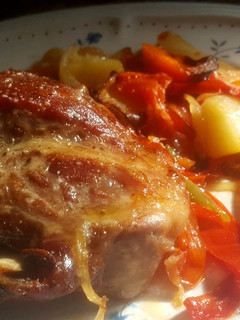 Una foto de Carrilleras de cerdo al horno con patatas y verdurita (con ratafia)