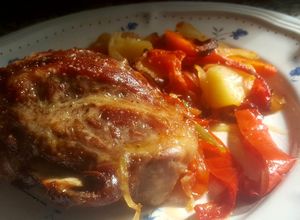 Foto principal de Carrilleras de cerdo al horno con patatas y verdurita (con ratafia)