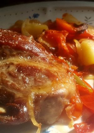 Una foto de Carrilleras de cerdo al horno con patatas y verdurita (con ratafia)
