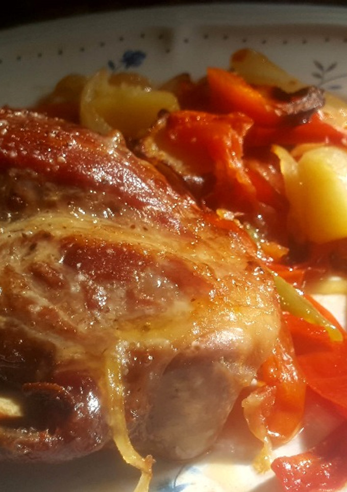 Una foto de Carrilleras de cerdo al horno con patatas y verdurita (con ratafia)