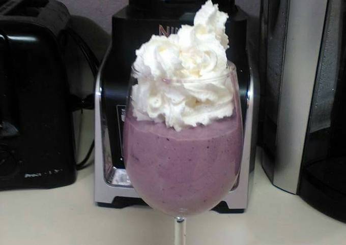 Mantastic Cottage Cheese and Berries Smoothie