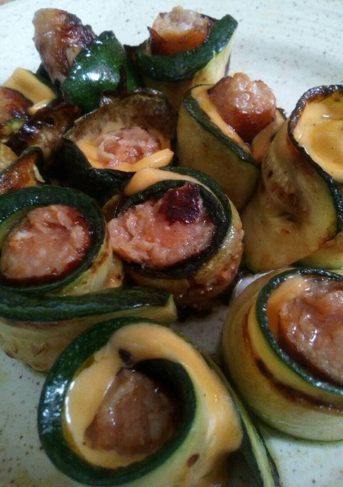 Una foto de Rollitos de calabacín, cheddar y salchichas