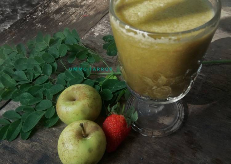 Cara Gampang Menyiapkan Mix jus apel strawberry daun kelor, Menggugah Selera