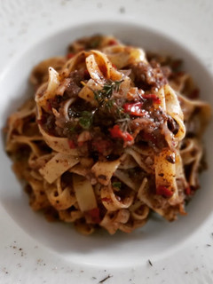 Una foto de Tagliatelle con morcilla, piquillos y cebolla caramelizada