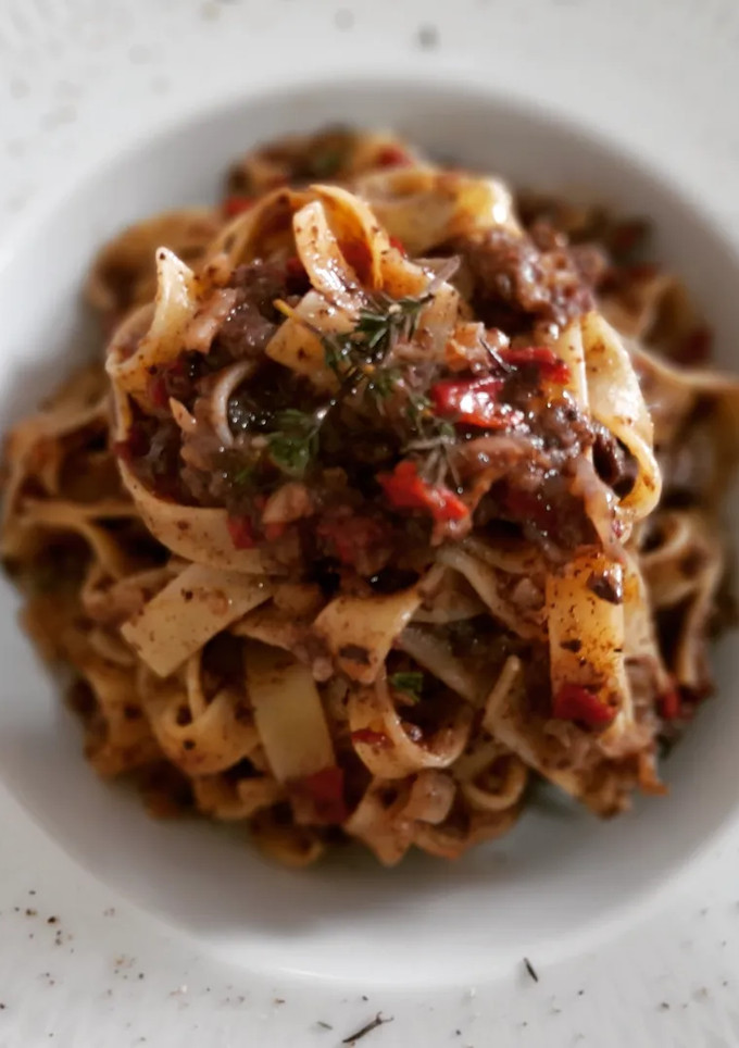 Una foto de Tagliatelle con morcilla, piquillos y cebolla caramelizada