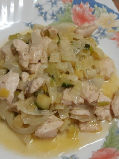Una foto de Pechuga de pollo con verduras al cabrales