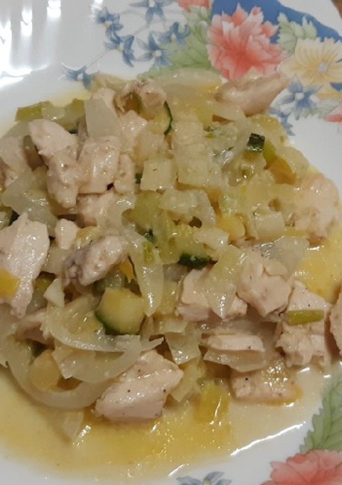 Una foto de Pechuga de pollo con verduras al cabrales