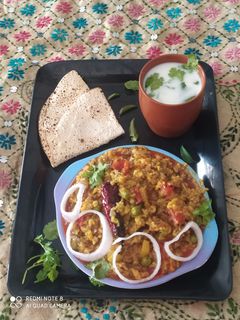 કાઠીયાવાડી મસાલા ખીચડી (Kathiyawadi Masala Khichdi Recipe In Gujarati) રેસીપી મુખ્ય ફોટો