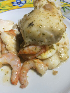Una foto de Merluza rellena de gambas y huevo