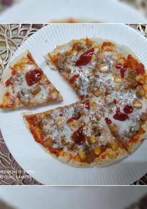 पिज़्ज़ा विथ होम मेड सॉस (pizza with homemade sauce recipe in Hindi) रेसिपी मुख्य फोटो