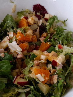 Una foto de Ensalada de fruta y salmón