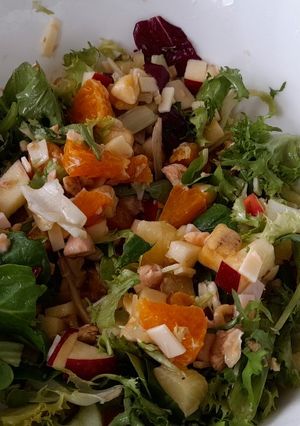 Una foto de Ensalada de fruta y salmón
