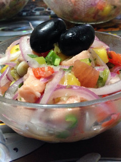 Una foto de Ceviche de salmón con mango y menta / Ceviche de salmón con champiñones, palta y albahaca