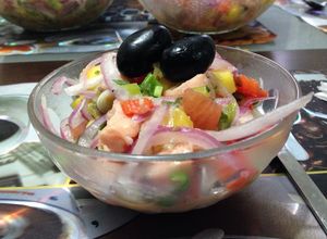 Una foto de Ceviche de salmón con mango y menta / Ceviche de salmón con champiñones, palta y albahaca