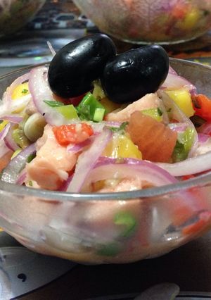 Una foto de Ceviche de salmón con mango y menta / Ceviche de salmón con champiñones, palta y albahaca