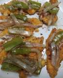Tiras de pollo empanado con sofrito de pimientos y cebolla
