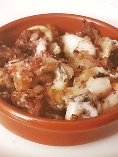 Una foto de Calamarcitos Flambeados en aceite de oliva aromarizado con Ajo