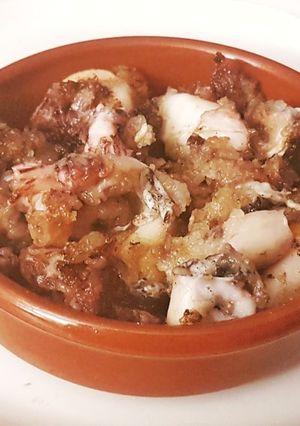 Una foto de Calamarcitos Flambeados en aceite de oliva aromarizado con Ajo