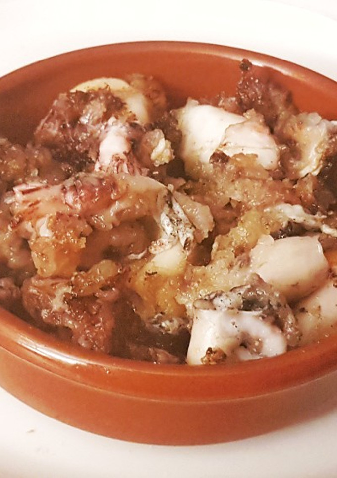 Una foto de Calamarcitos Flambeados en aceite de oliva aromarizado con Ajo