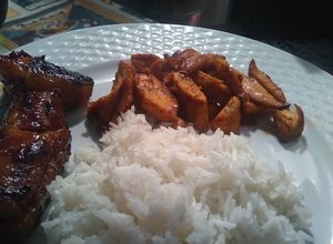 Una foto de Tiras de pollo con salsa barbacue y orégano