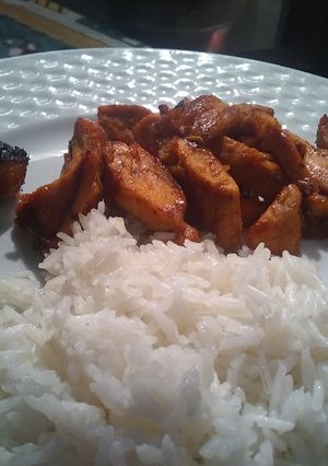 Una foto de Tiras de pollo con salsa barbacue y orégano