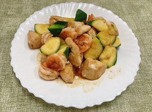 雞肉炒蝦仁佐櫛瓜 的食譜成品照片