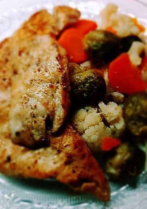 Vajban-olivaolajban grillezett csirkemellfilé, párolt zöldséggel recept fotója