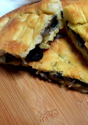 A picture of Pizzitello (p’zz’tidd’) or Focaccia with Green Onions and Black Olives.