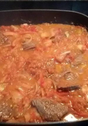Una foto de Bistec encebollado con tomate