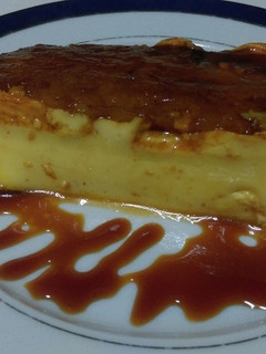 Una foto de Flan de huevo y piña natural caramelizada al ron