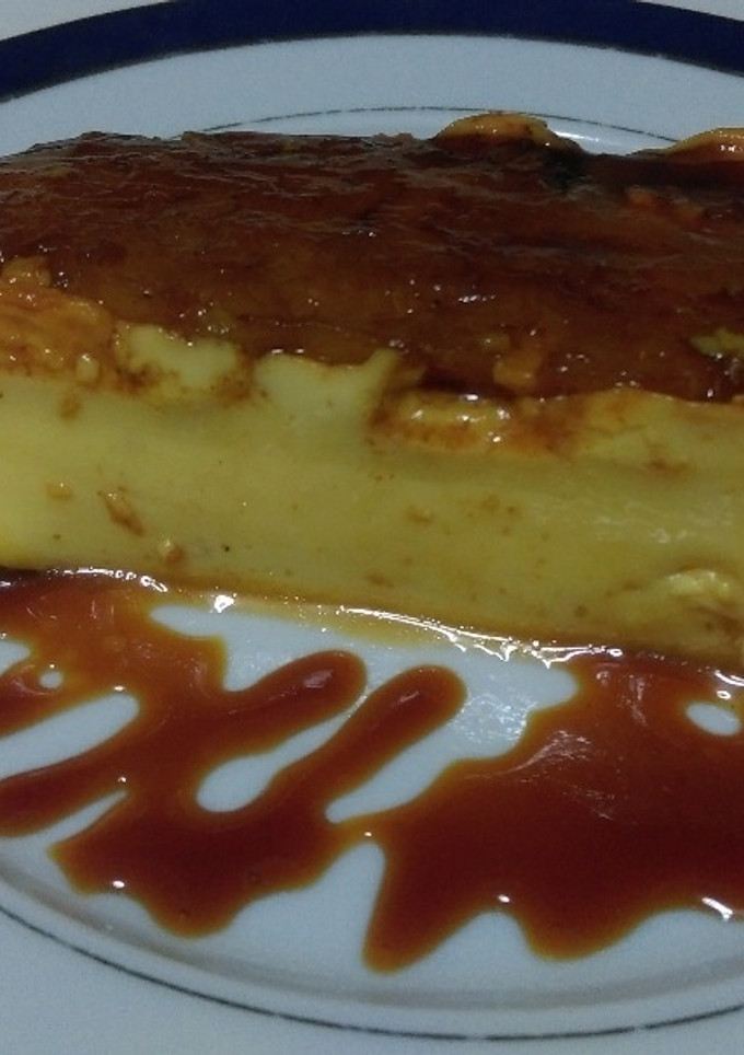 Una foto de Flan de huevo y piña natural caramelizada al ron